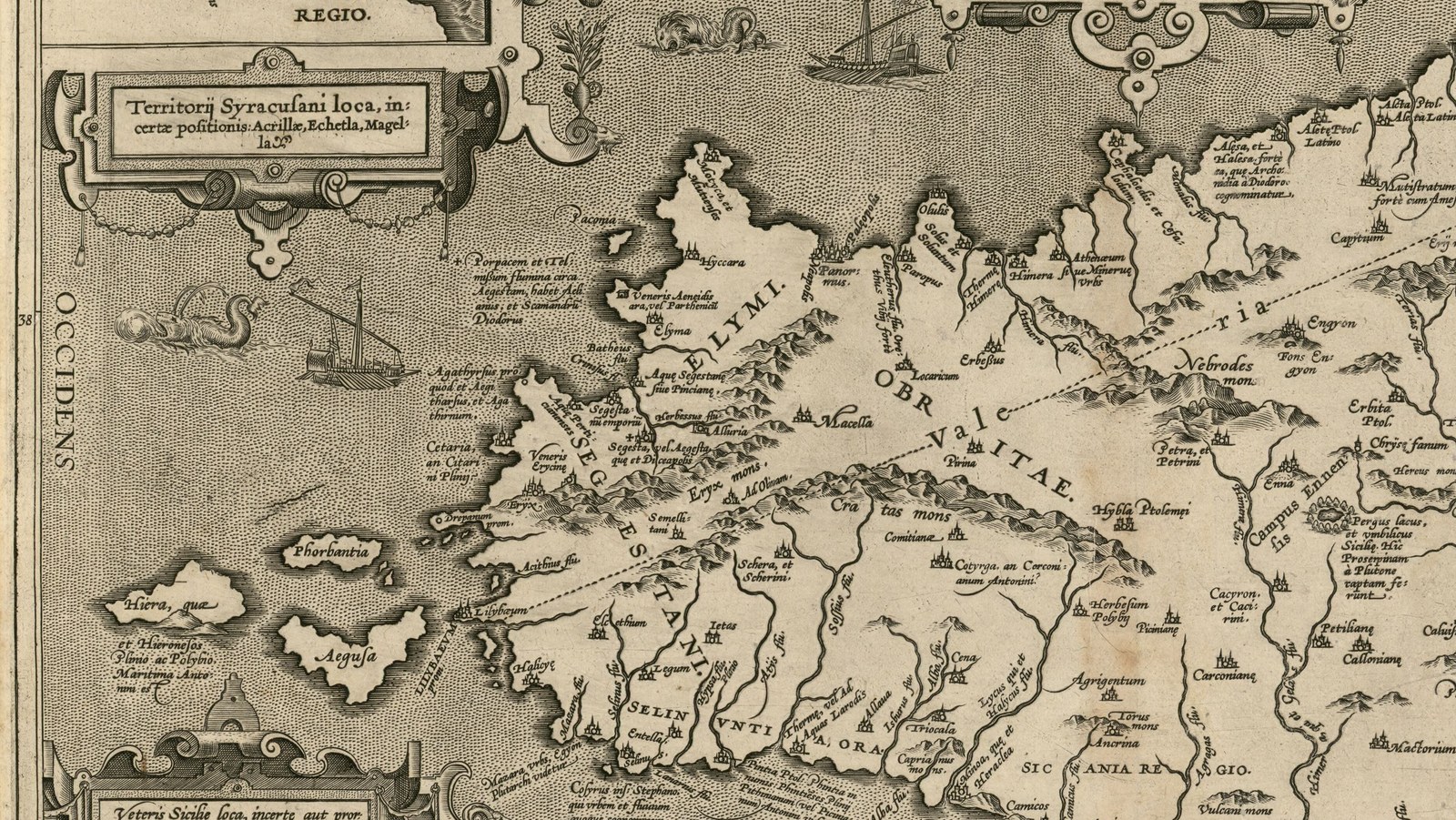 Fragment szesnastowiecznej miedziorytowej mapy starożytnej Sycylii w odcieniach sepii: zachodni kraniec wyspy z Lilybaeum, Drepanum i górą Eryks, trzy wyspy u wybrzeża podpisane Aegusa, Hiera i Phorbantia, żaglowiec i morski potwór na kropkowanym morzu oraz ozdobny kartusz w lewym górnym rogu