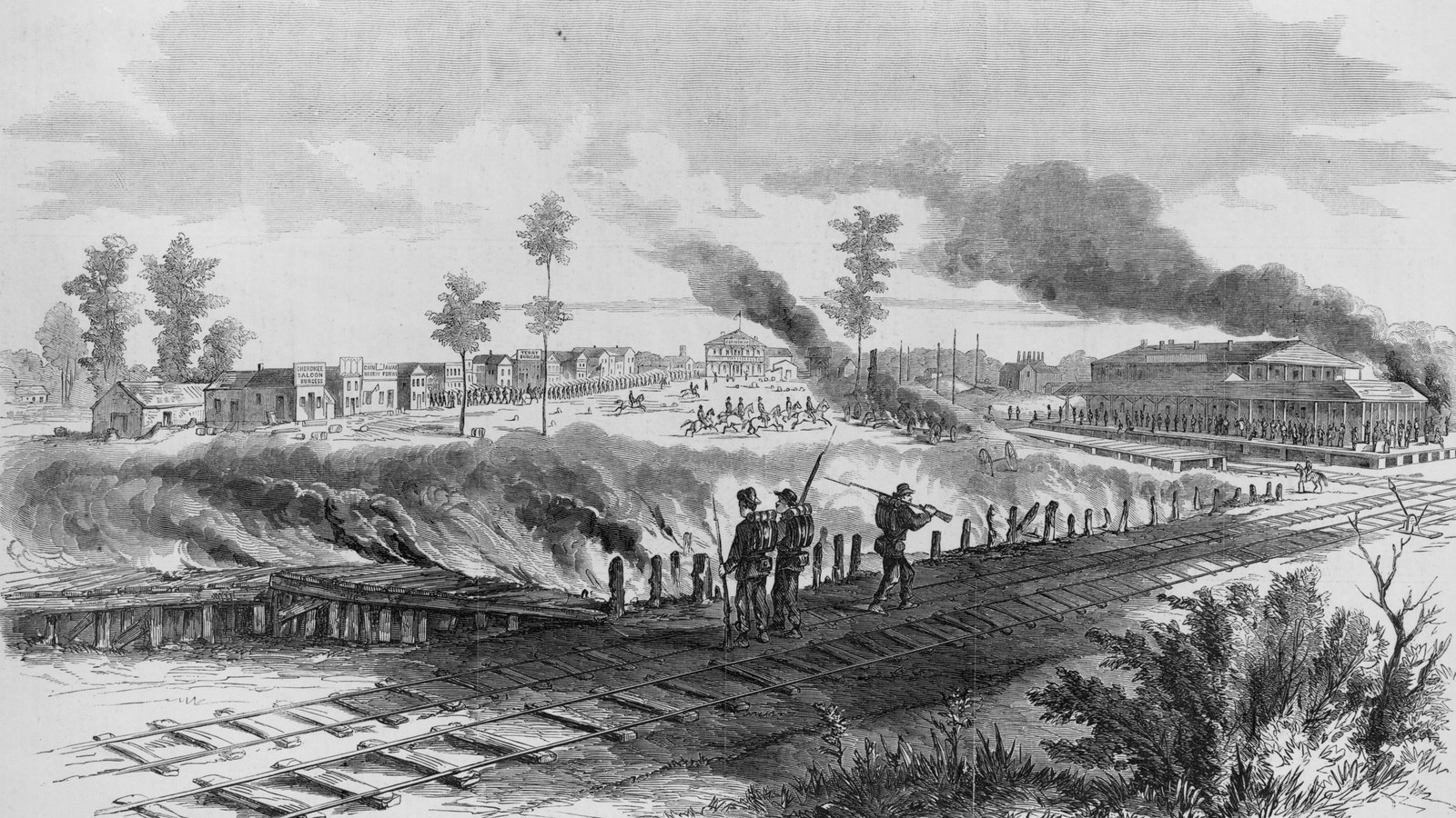 Drzeworyt przedstawiający Corinth w 1862 roku: na pierwszym planie żołnierze Unii idą wzdłuż torów kolejowych obok płonących bali, kolumny wojska i jeźdźcy wkraczają do miasta, a nad stacją i magazynami unosi się czarny dym.