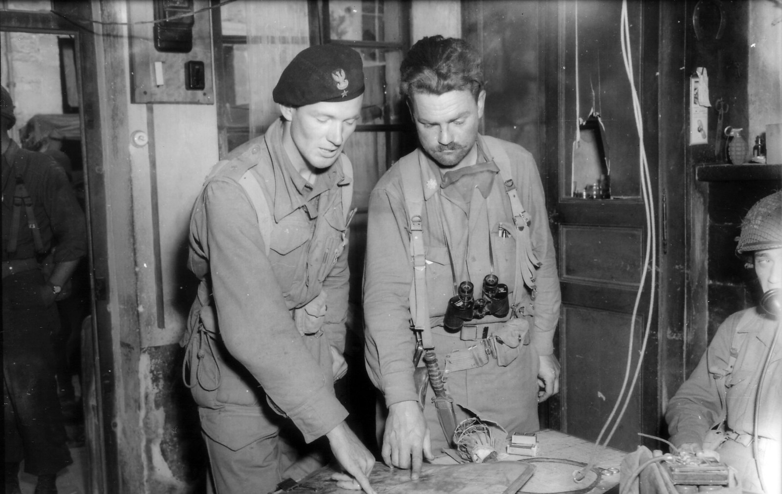 Polski oficer 1. Dywizji Pancernej i amerykański major z 90. Dywizji Piechoty USA pochylają się razem nad mapą w Chambois, sierpień 1944