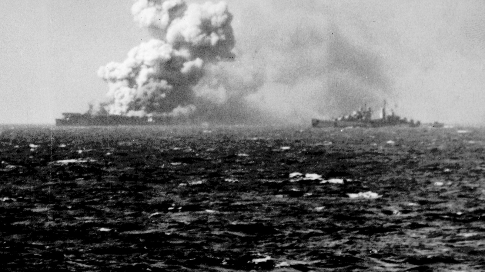 Floty USA i Japonii ścierają się w bitwie w zatoce Leyte, 1944