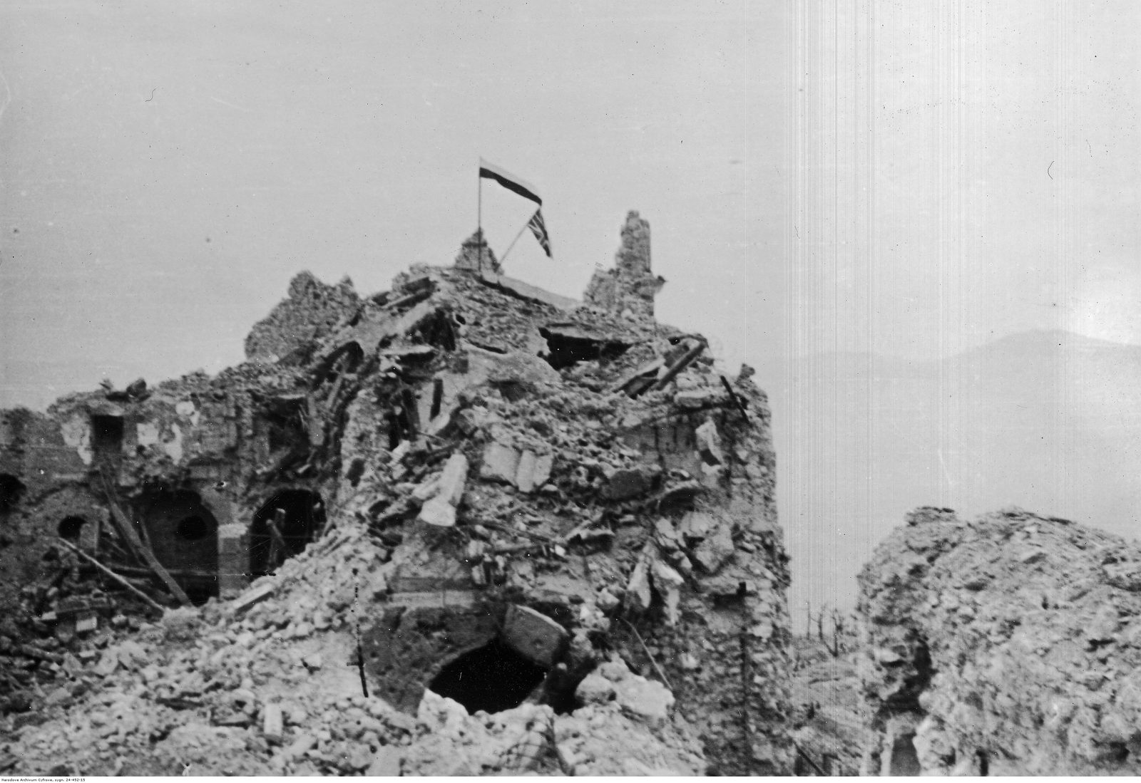 Polska i brytyjska flaga nad ruinami Monte Cassino w maju 1944 roku