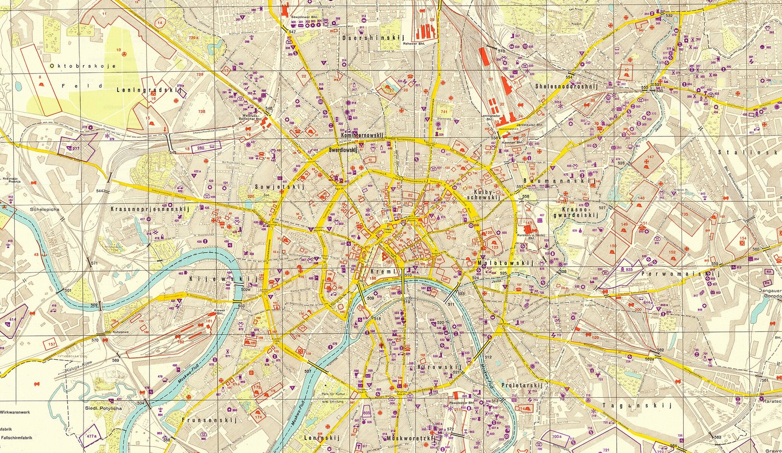Centrum Moskwy i Kreml na niemieckim wojskowym planie geograficznym Moskwy, wydanie specjalne z czerwca 1941 roku, z fabrykami i innymi celami zaznaczonymi na czerwono i fioletowo