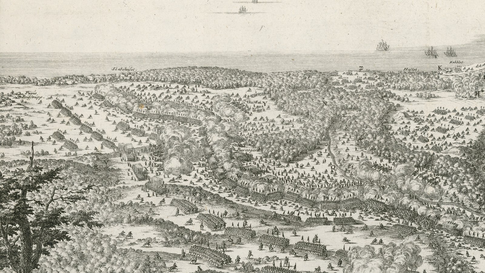 Seventeenth-century engraving in bird's-eye view: a wooded plain by a wide sea with ships offshore, where long lines of troops and clouds of gunsmoke mark the battle.