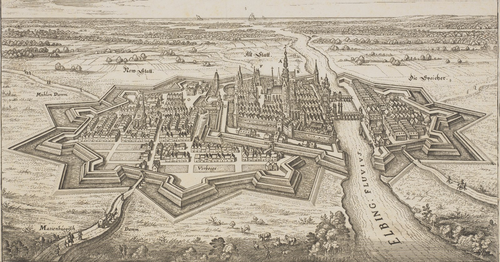 Akwaforta przedstawiająca z lotu ptaka miasto nad rzeką, otoczone gwiaździstym pierścieniem nowych bastionów i fos, z wieżami kościołów na Starym Mieście, mostem na rzece, płaskimi polami sięgającymi morza i podróżnymi na grobli na pierwszym planie.
