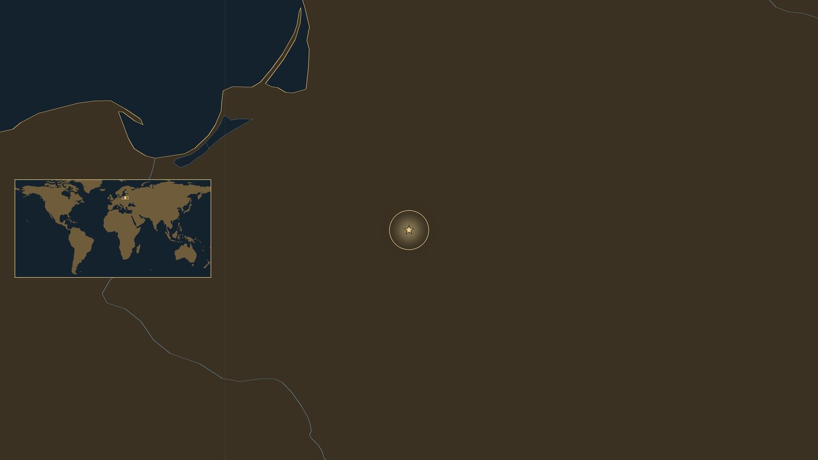 Ciemna mapa lokalizacyjna północno-wschodniej Polski i wybrzeża Bałtyku ze złotą gwiazdą w Rajgrodzie wśród jezior na południe od Augustowa i małą wstawką z mapą świata.