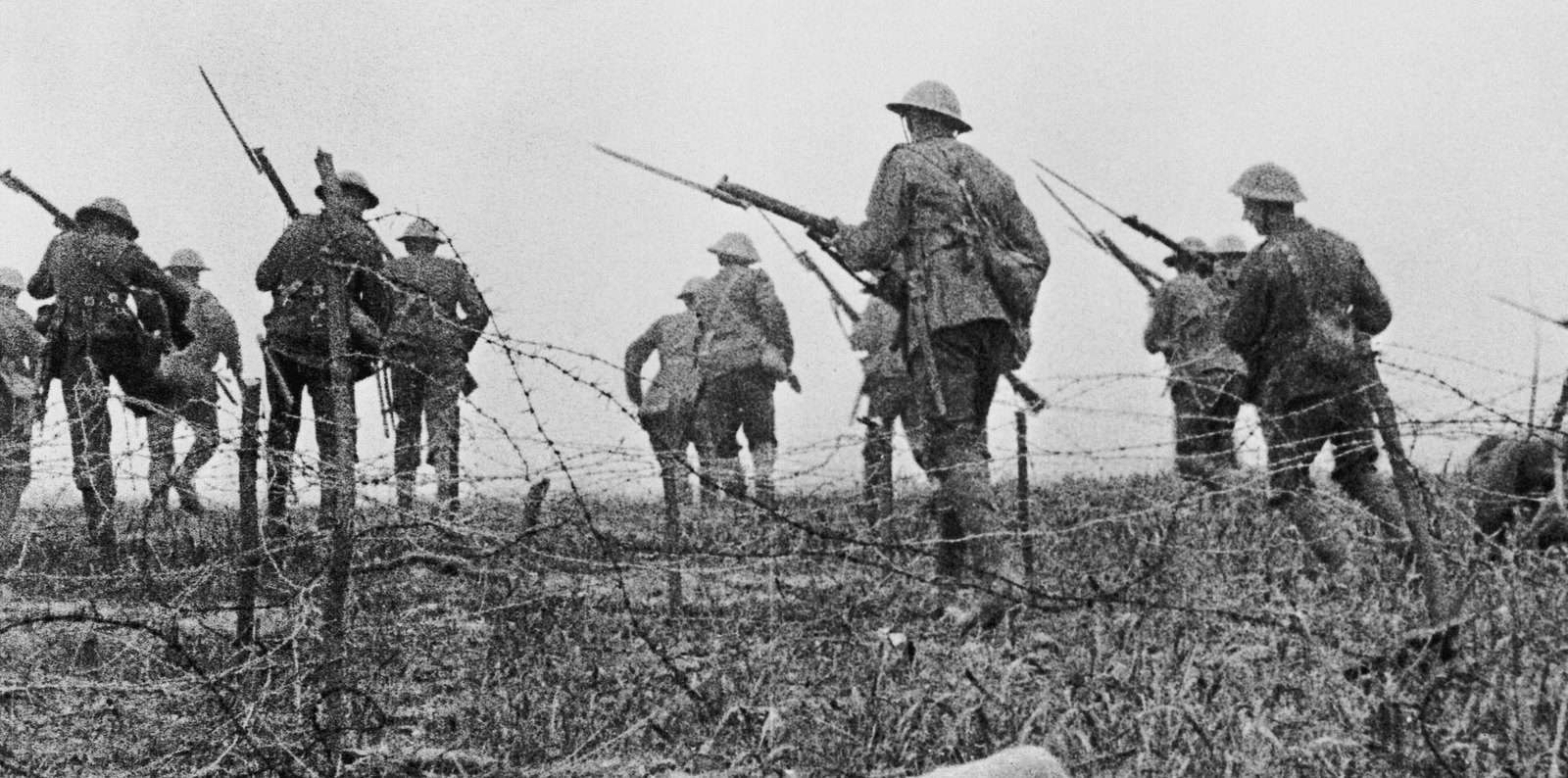Brytyjska piechota z bagnetami na karabinach naciera przez zasieki, kadr z filmu The Battle of the Somme z 1916 roku