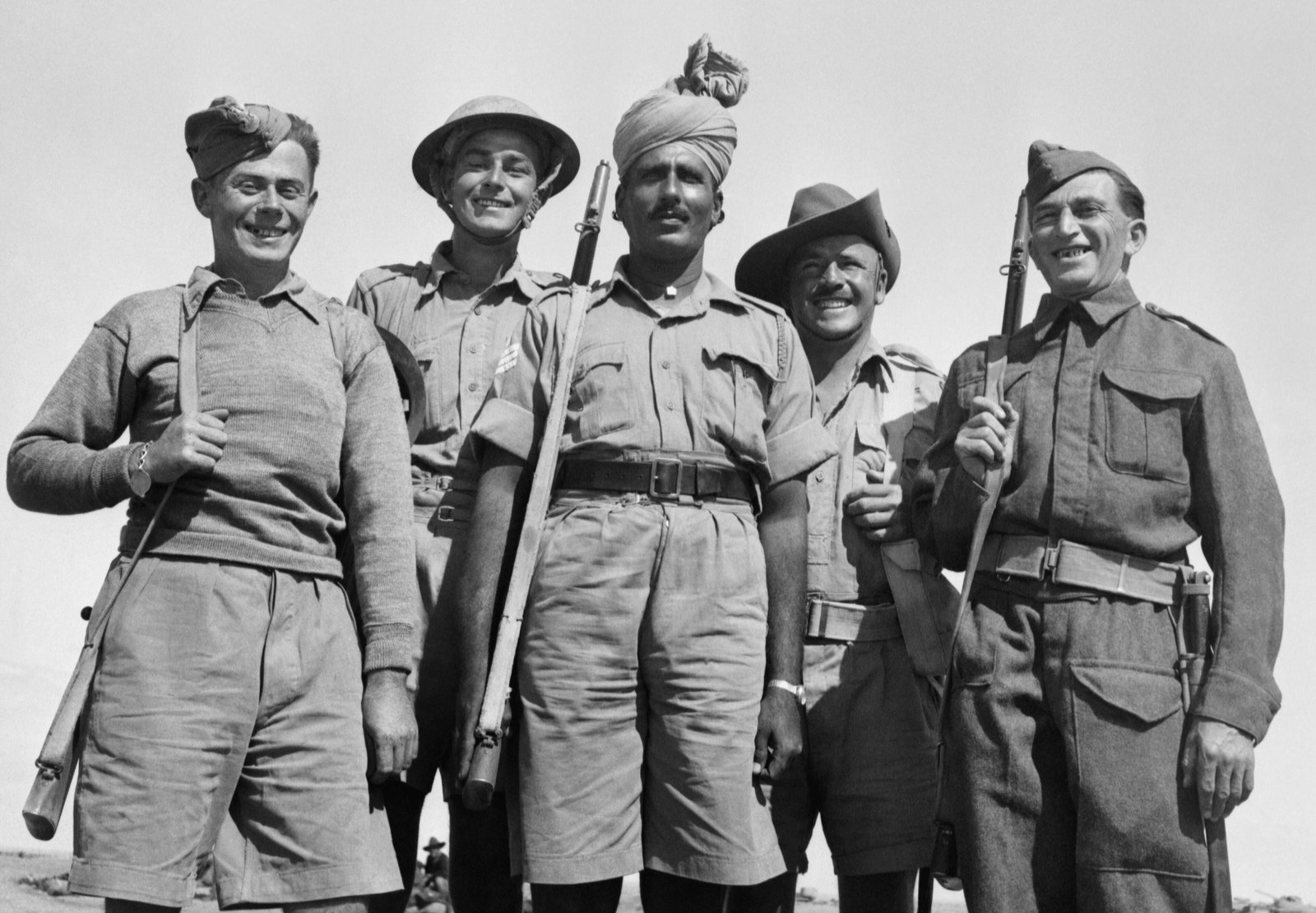 Żołnierze pięciu armii alianckich z garnizonu Tobruku, październik 1941 roku: od lewej Polak, Brytyjczyk, Hindus, Australijczyk i Czechosłowak