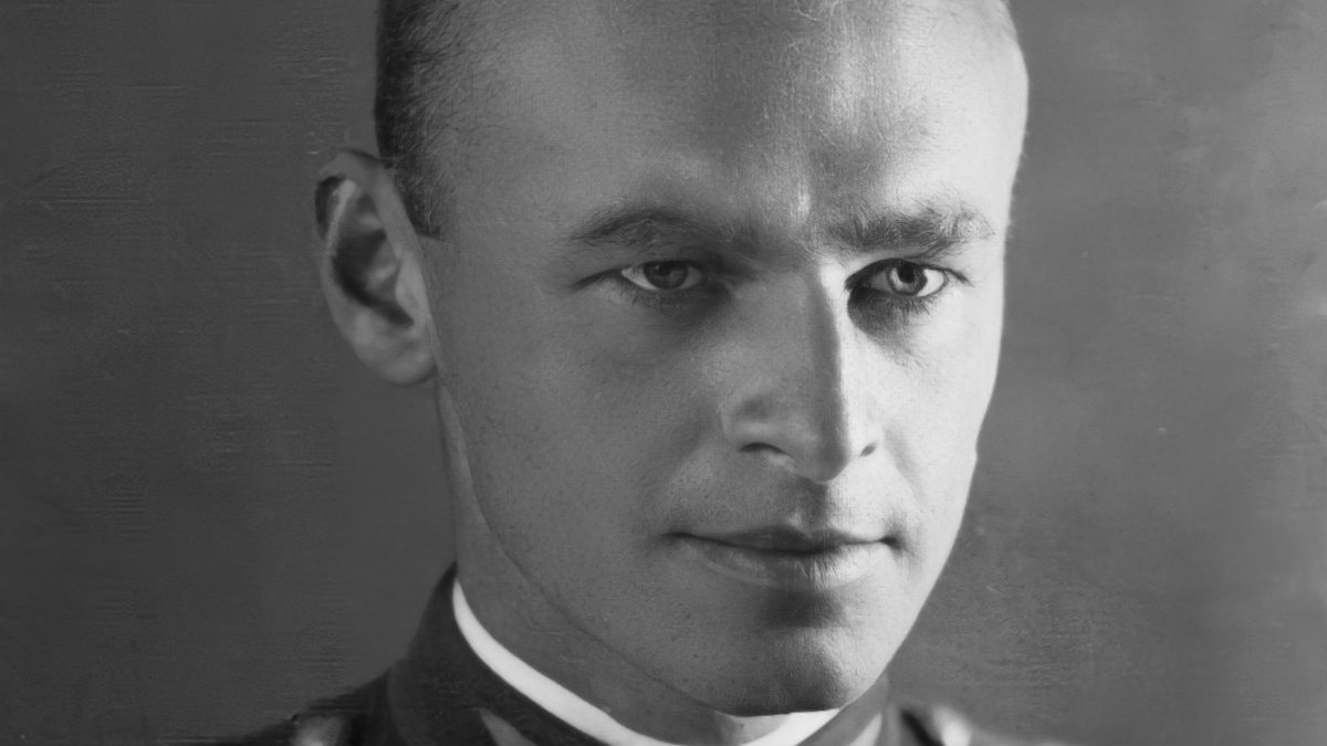 Portrait photograph of Witold Pilecki in uniform