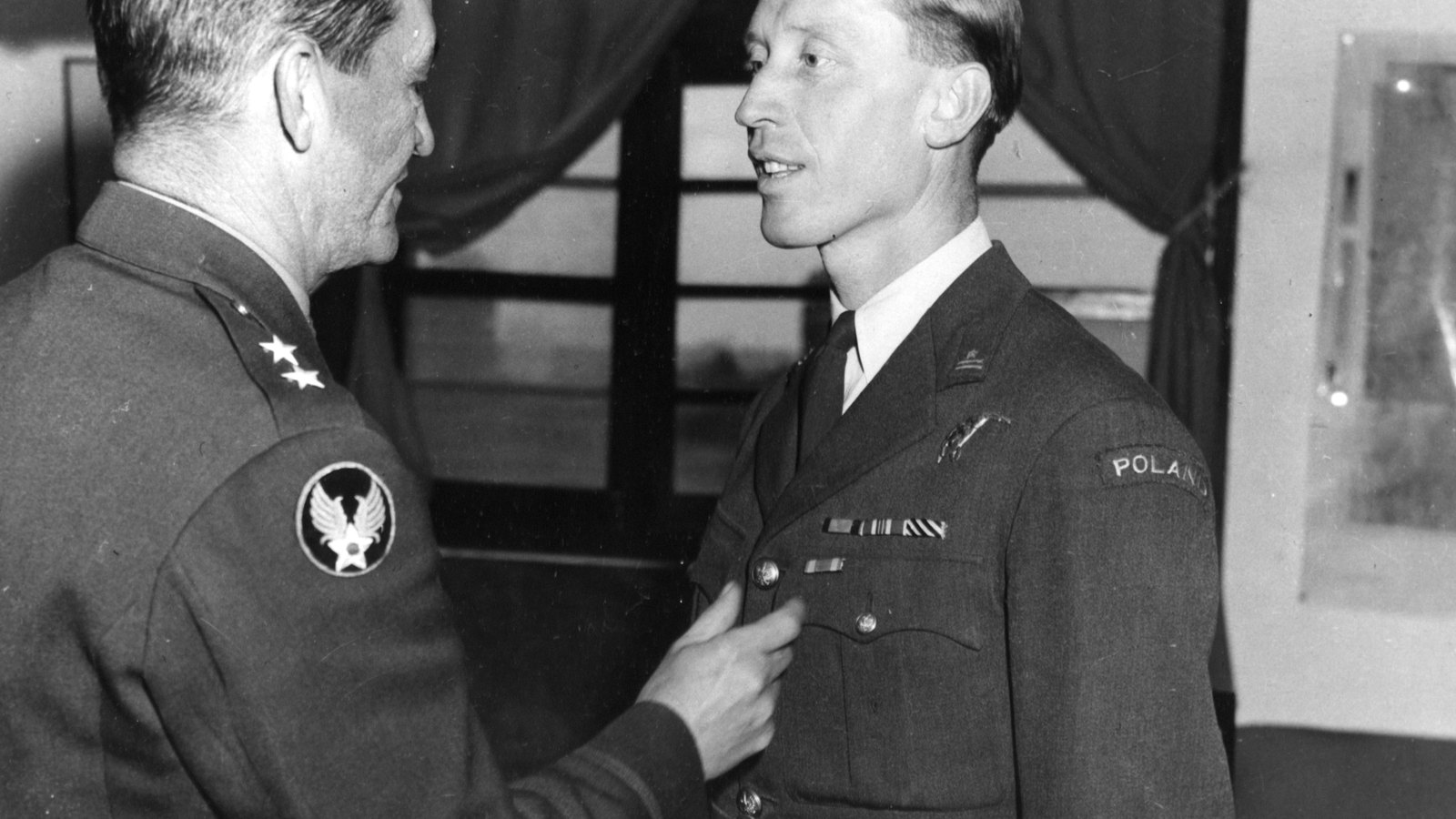 Witold Urbanowicz being decorated by a US Army Air Forces general, 1944