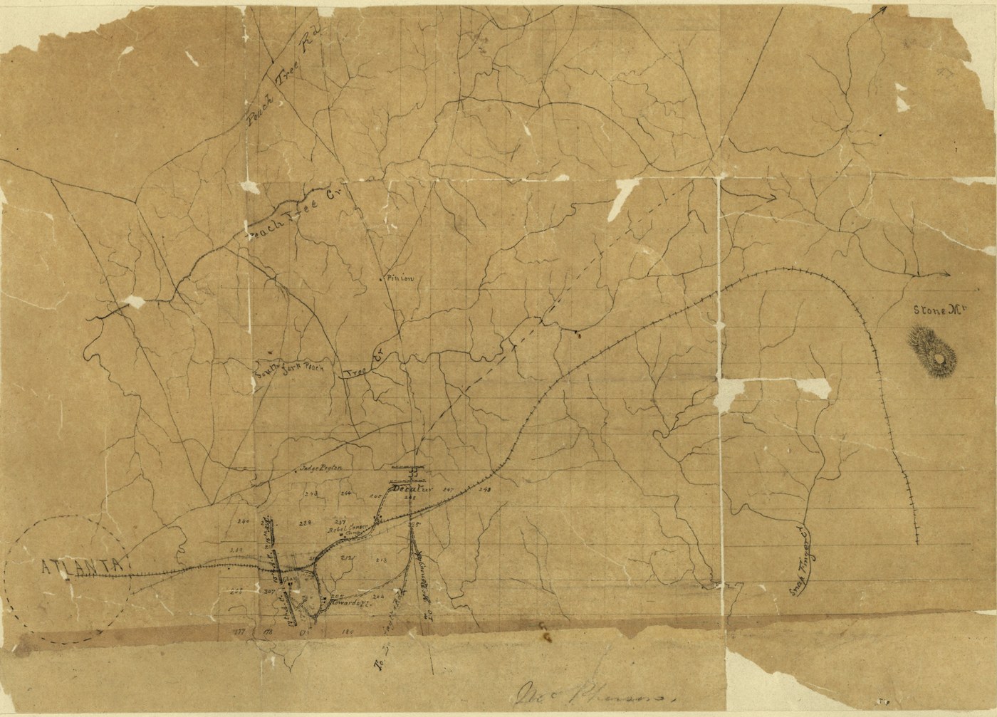 Odręczny szkic mapy z 1864 roku na brązowym papierze: Atlanta zaznaczona przerywanym okręgiem po lewej, linia kolejowa biegnąca na wschód przez Decatur ku Stone Mountain, u góry Peachtree Creek z odnogami, a na wschód od miasta zaznaczone pozycje