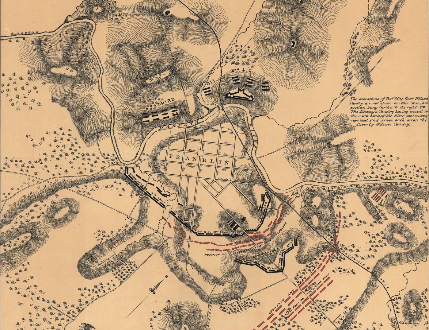 Dziewiętnastowieczna mapa kreskowa Franklin: siatka ulic miasta w zakolu rzeki Harpeth, czarna linia Unii łukiem wokół południowej części miasta i czerwone przerywane linie Konfederatów nadchodzących od południa