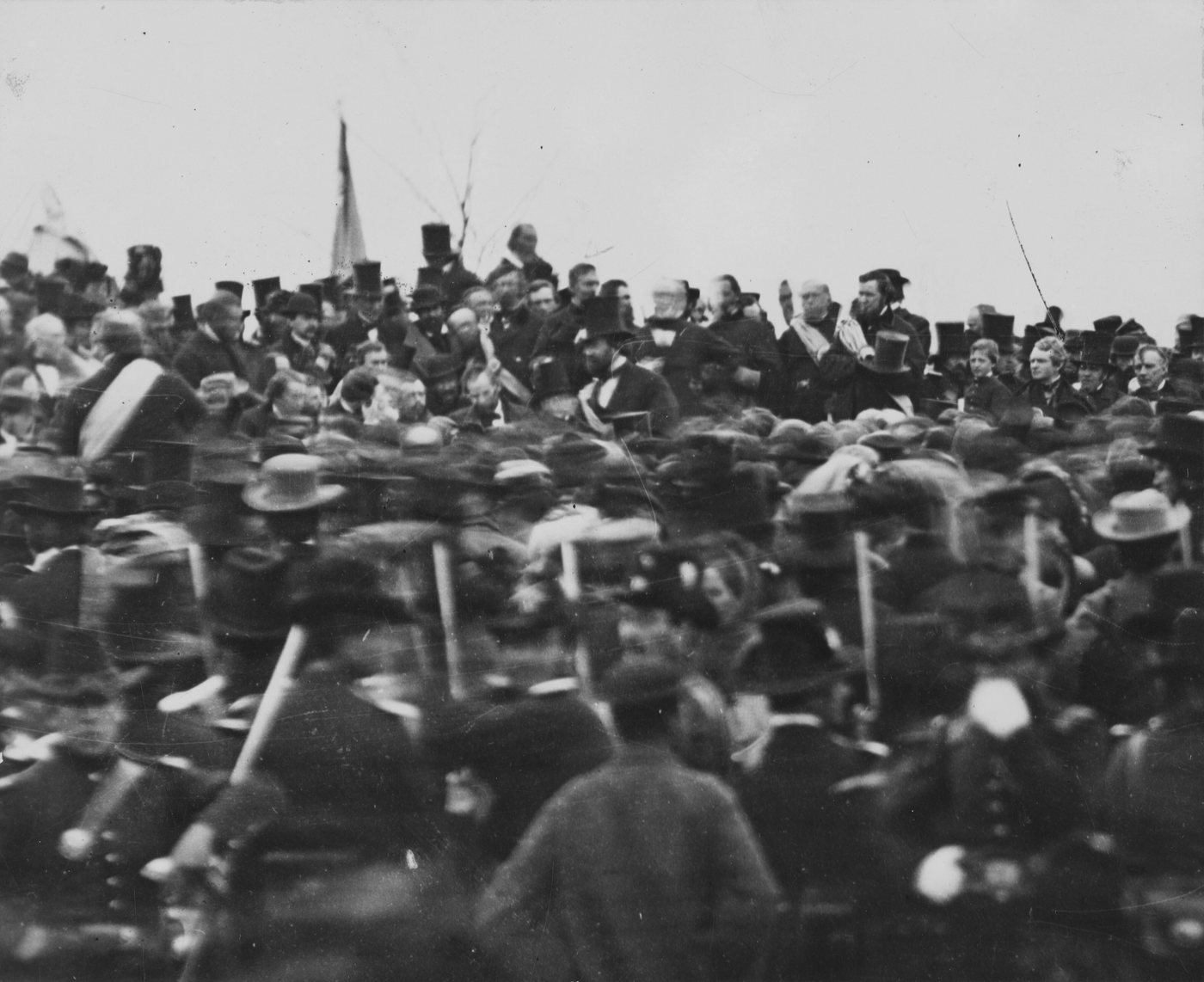 Large crowd gathered around a speakers' stand at the Gettysburg cemetery in 1863