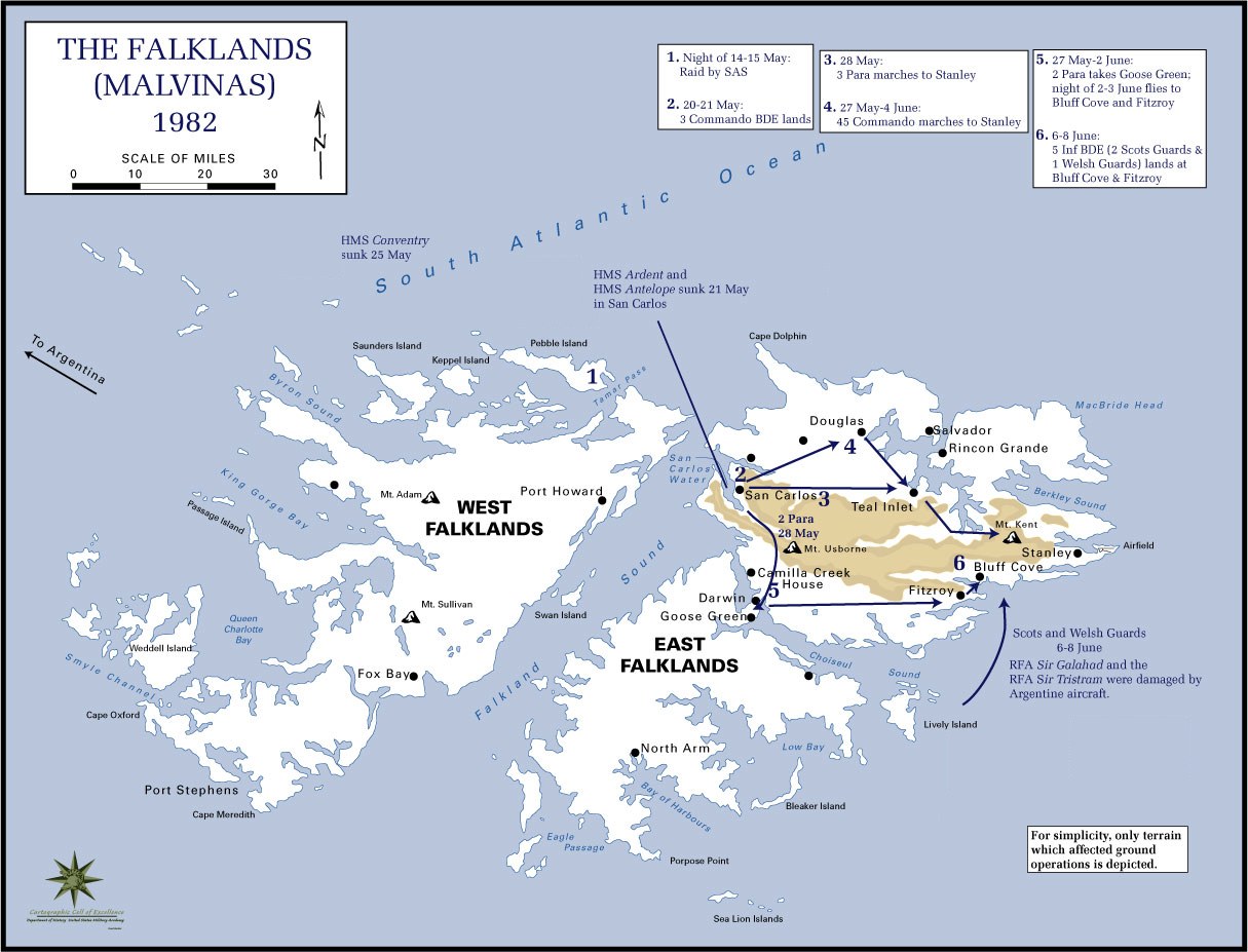 Mapa Falklandów w 1982 roku z numerowanymi strzałkami pokazującymi ruchy Brytyjczyków: lądowanie w San Carlos, marsz 3 Para i 45 Commando na Stanley oraz marsz 2 Para na południe do Darwin i Goose Green; zaznaczone są Mount Kent, Teal Inlet, Fitzroy i Bluff Cove
