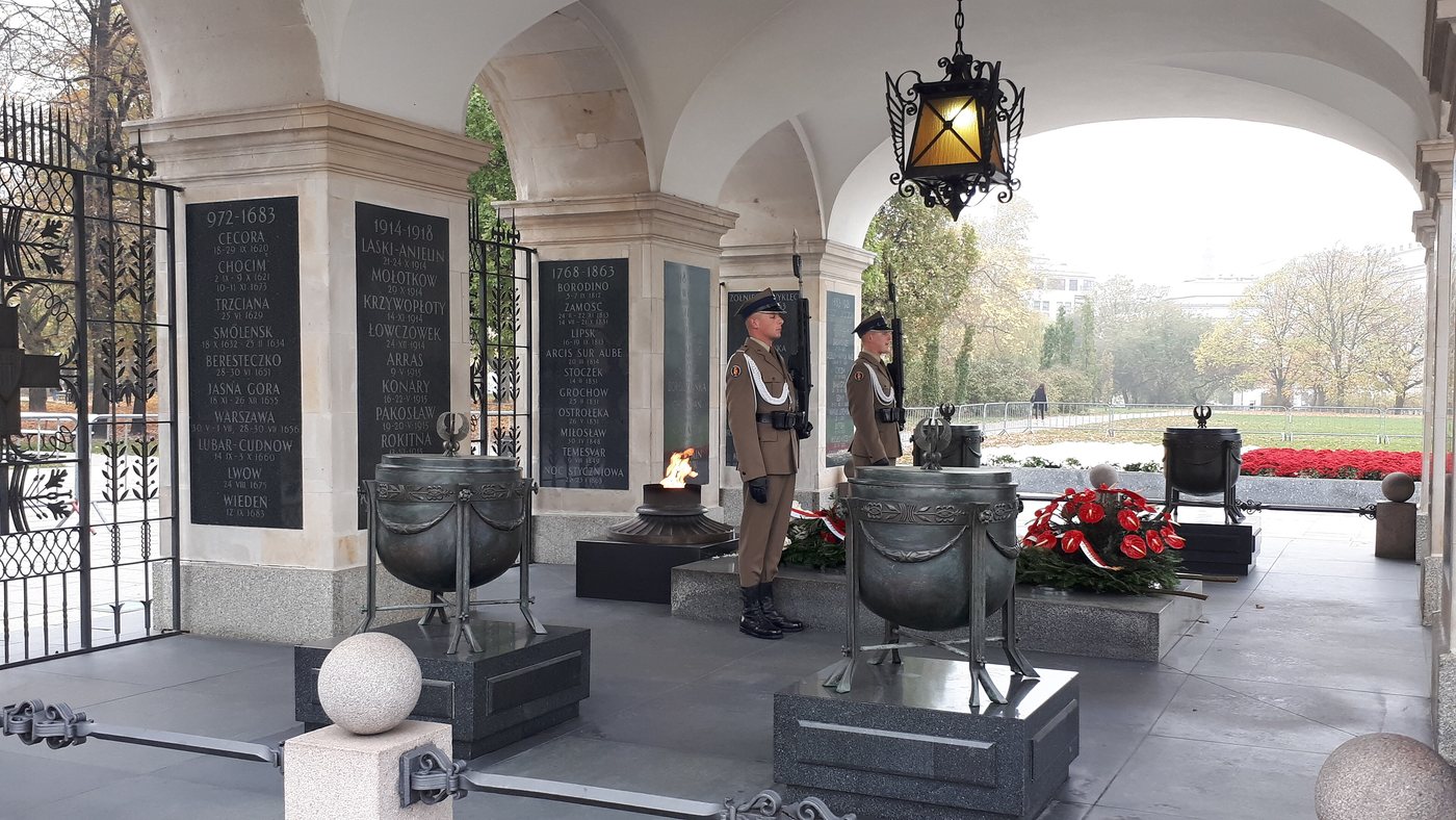 Warta honorowa pod arkadami Grobu Nieznanego Żołnierza obok czarnych tablic z inskrypcjami
