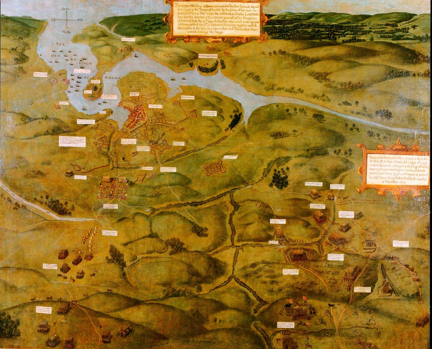 Ręcznie kolorowana dawna mapa portowego miasta otoczonego obozami wojskowymi i zielonymi wzgórzami