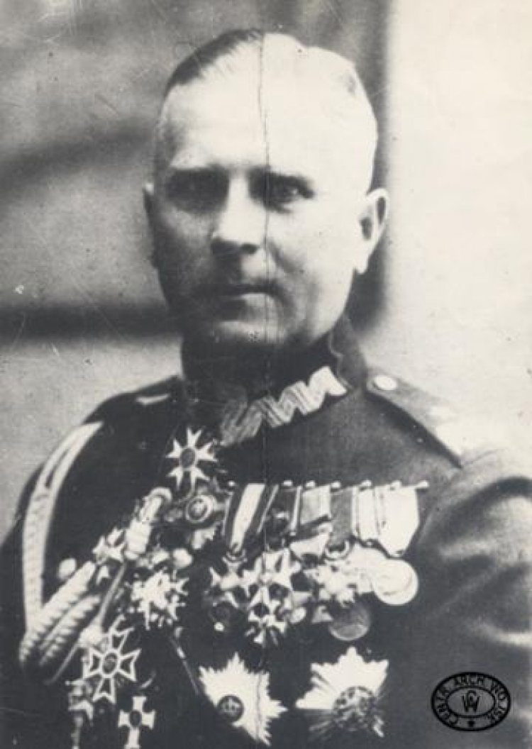 Czarno-biały portret generała Tadeusza Kutrzeby w mundurze z odznaczeniami