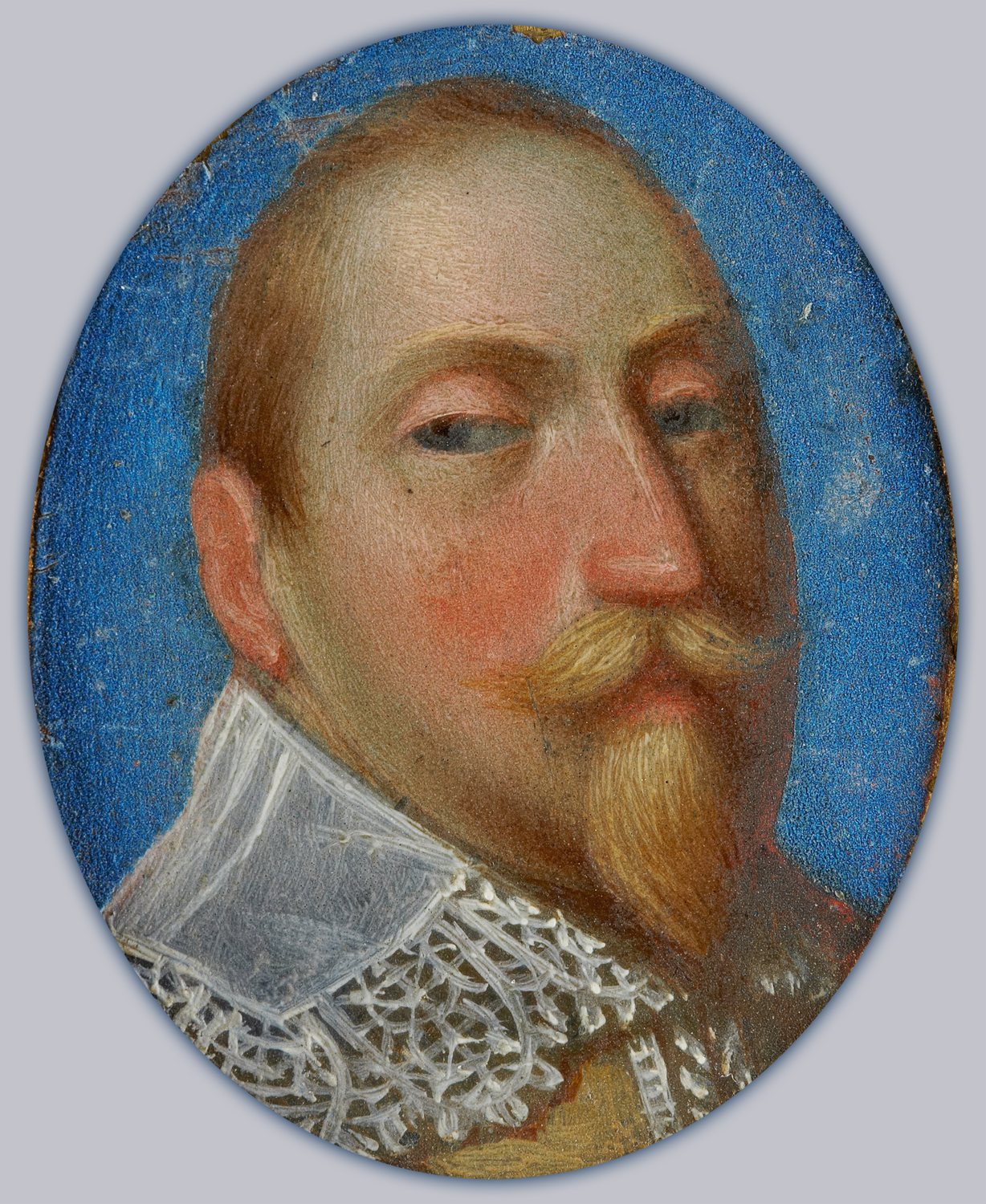 Owalny portret Gustawa II Adolfa z rudawą brodą i koronkowym kołnierzem na niebieskim tle