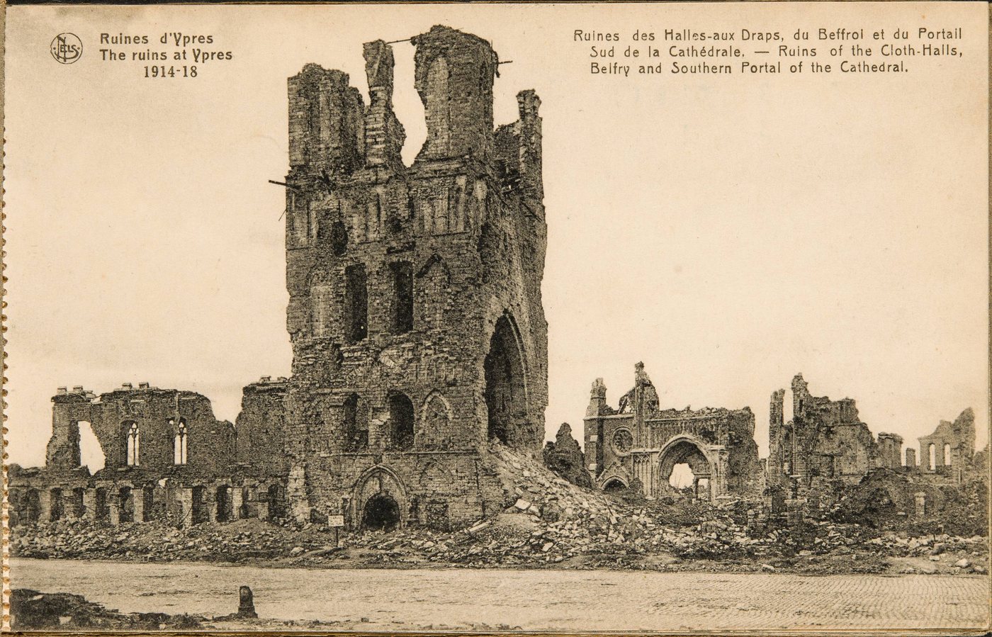 Zburzona kamienna wieża i mury Sukiennic w Ypres