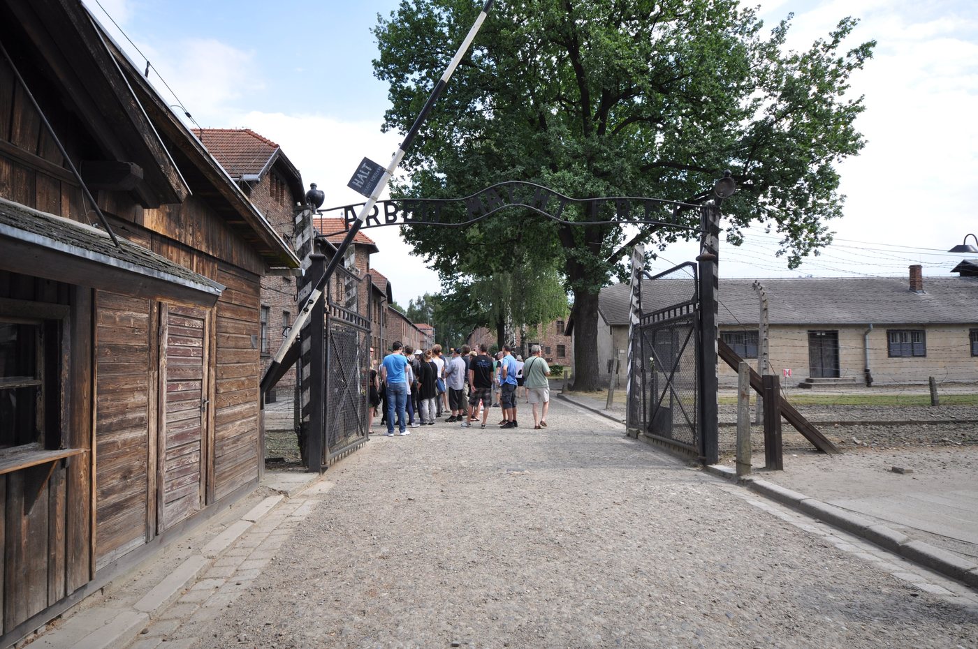Żelazna brama Auschwitz I z napisem Arbeit macht frei nad wejściem