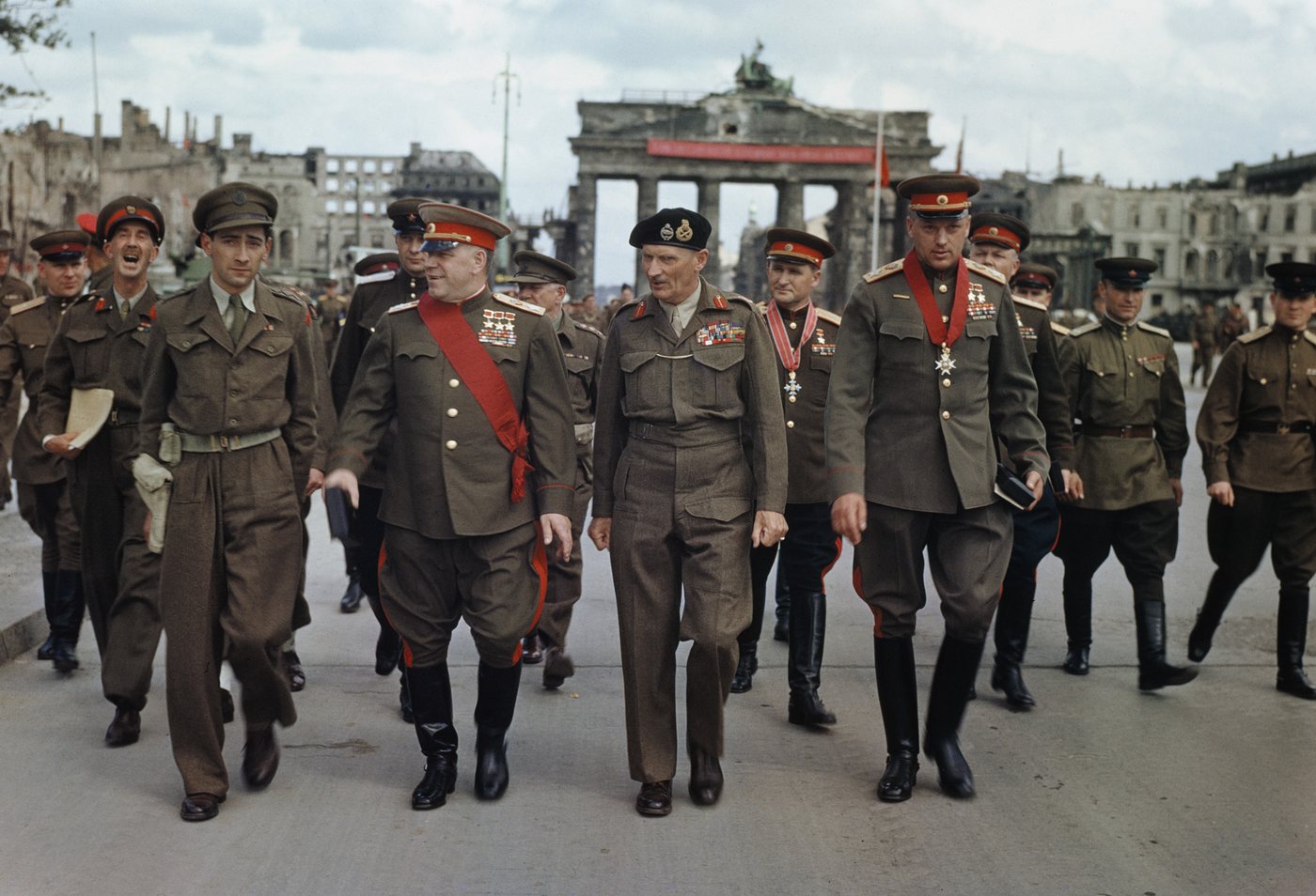 Soviet and British commanders walking in front of the Brandenburg Gate