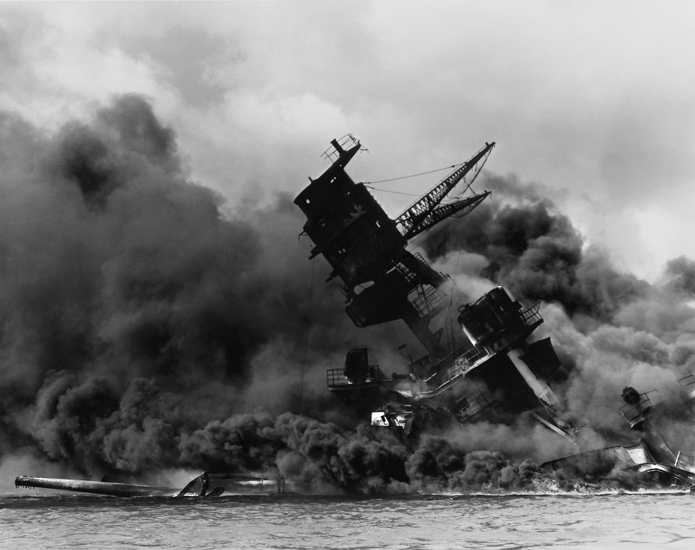 Pancernik USS Arizona w kłębach dymu i ognia w Pearl Harbor