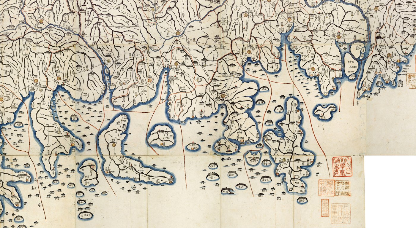 Detail of an old Korean woodblock map of the southern coast, with blue coastlines, many small islands drawn as hills and the large island of Geoje on the right