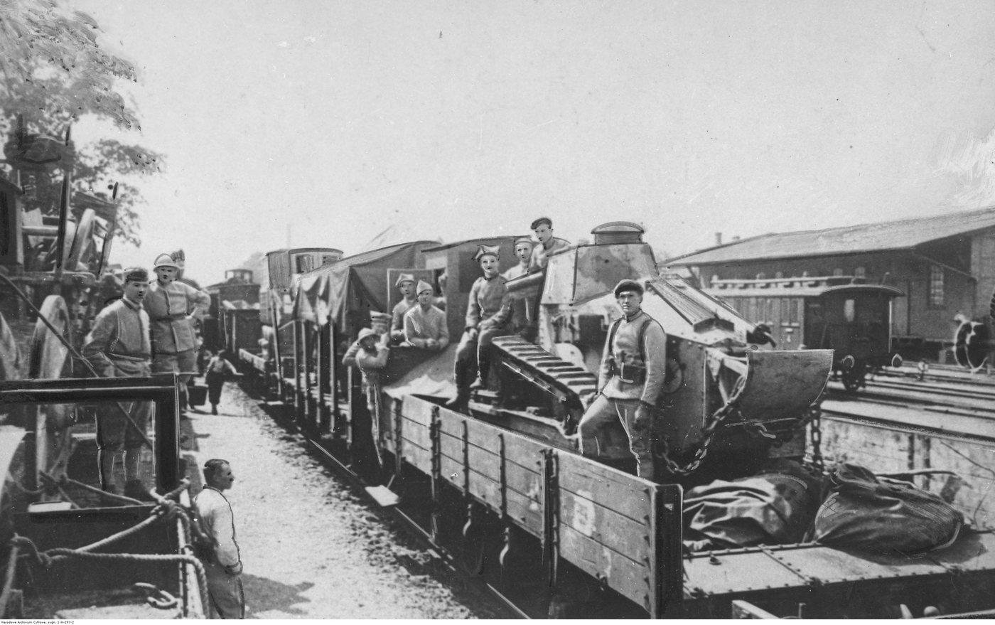 Żołnierze przy czołgu Renault FT-17 załadowanym na wagon kolejowy, 1919