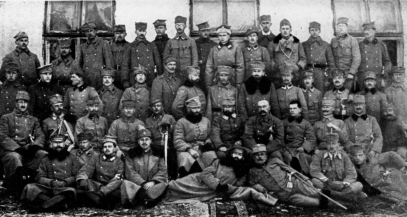 Grupowe zdjęcie oficerów Legionów Polskich w mundurach w Kołomyi, 1915