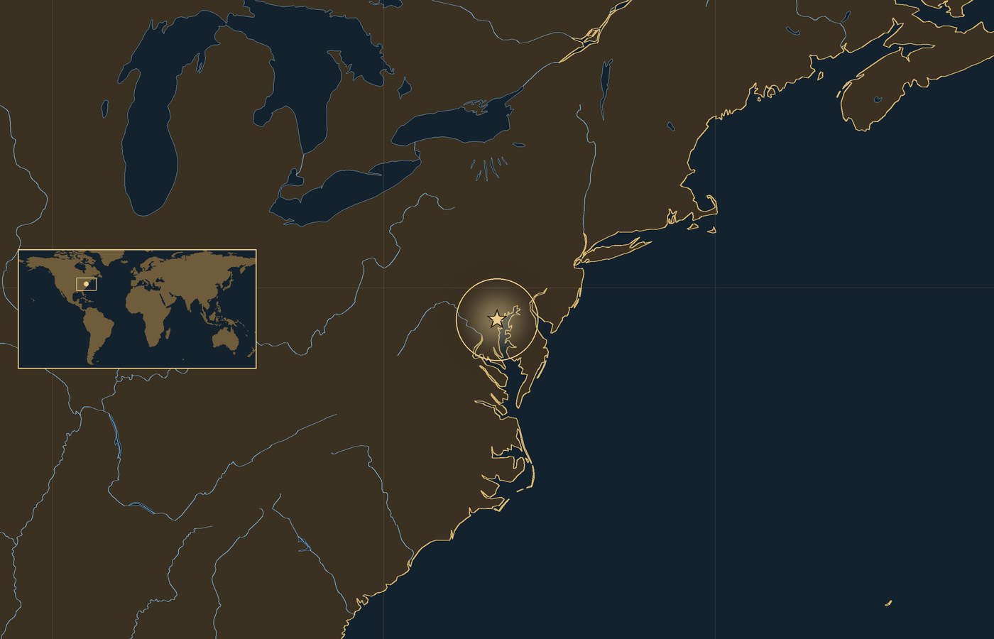 Ciemna mapa lokalizacyjna ze złotą gwiazdką w świecącym kółku, która wskazuje przybliżone miejsce bitwy: Bitwa pod Baltimore i Fort McHenry, z wybrzeżami, rzekami i jeziorami regionu oraz małą wkładką z mapą świata, na której zaznaczono ten obszar
