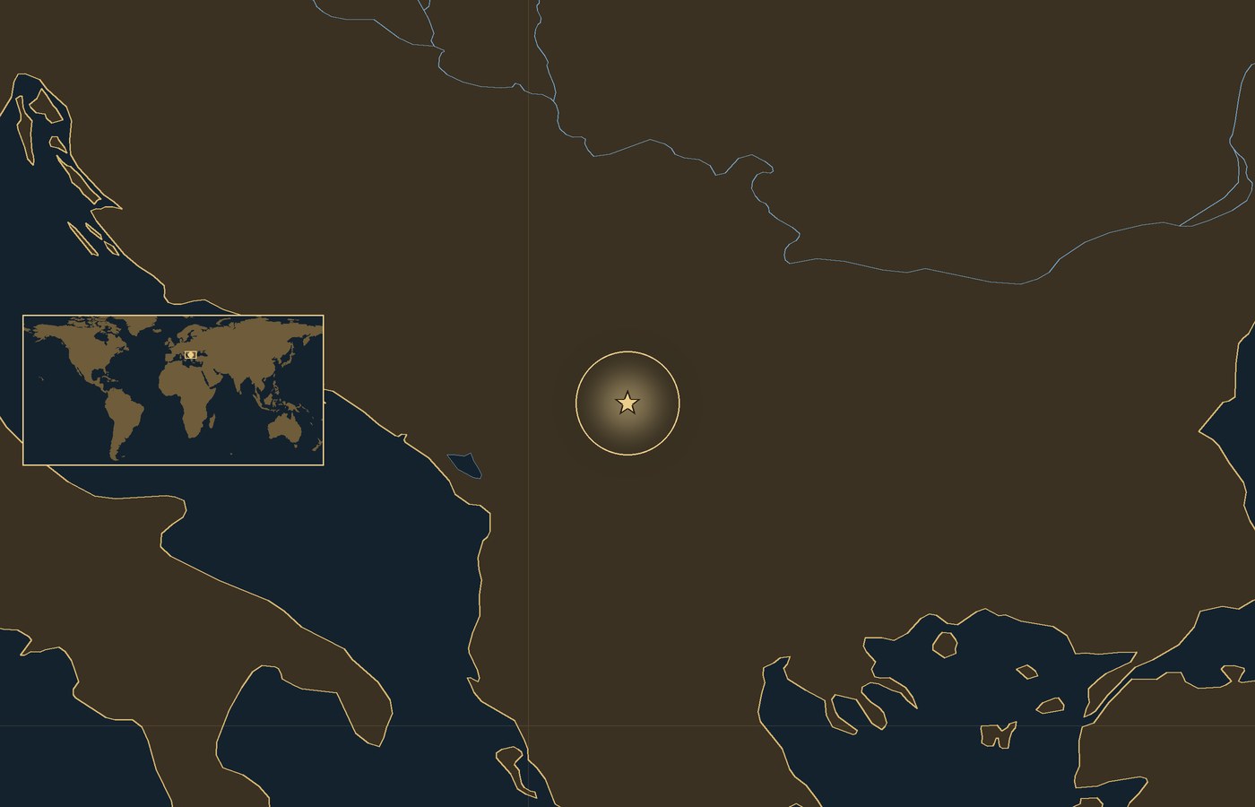 Ciemna mapa lokalizacyjna ze złotą gwiazdką w świecącym kółku, która wskazuje przybliżone miejsce bitwy: Bitwa na Kosowym Polu, z wybrzeżami, rzekami i jeziorami regionu oraz małą wkładką z mapą świata, na której zaznaczono ten obszar