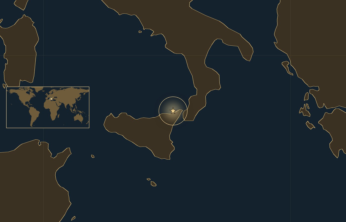 Ciemna mapa lokalizacyjna ze złotą gwiazdką w świecącym kółku, która wskazuje przybliżone miejsce bitwy: Bitwa pod Mylae, z wybrzeżami, rzekami i jeziorami regionu oraz małą wkładką z mapą świata, na której zaznaczono ten obszar