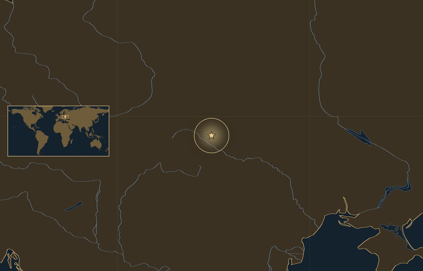 Ciemna mapa lokalizacyjna ze złotą gwiazdką w świecącym kółku, która wskazuje przybliżony środek walk w Galicji Wschodniej, z wybrzeżami, rzekami i jeziorami regionu oraz małą wkładką z mapą świata, na której zaznaczono ten obszar
