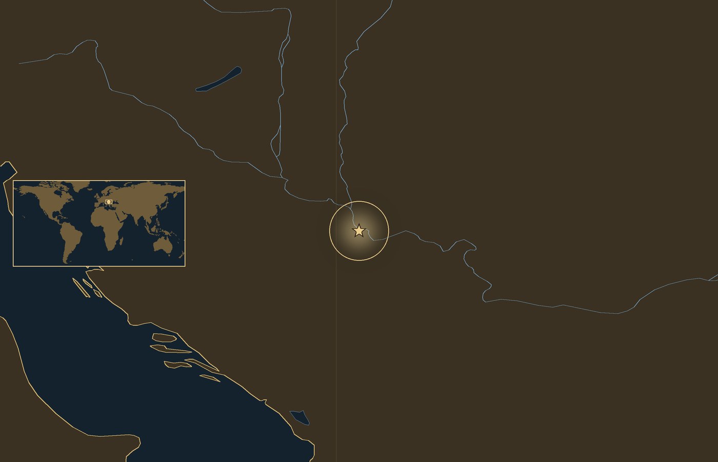 Ciemna mapa lokalizacyjna ze złotą gwiazdką w świecącym kółku, która wskazuje przybliżone miejsce bitwy: Oblężenie Belgradu, z wybrzeżami, rzekami i jeziorami regionu oraz małą wkładką z mapą świata, na której zaznaczono ten obszar