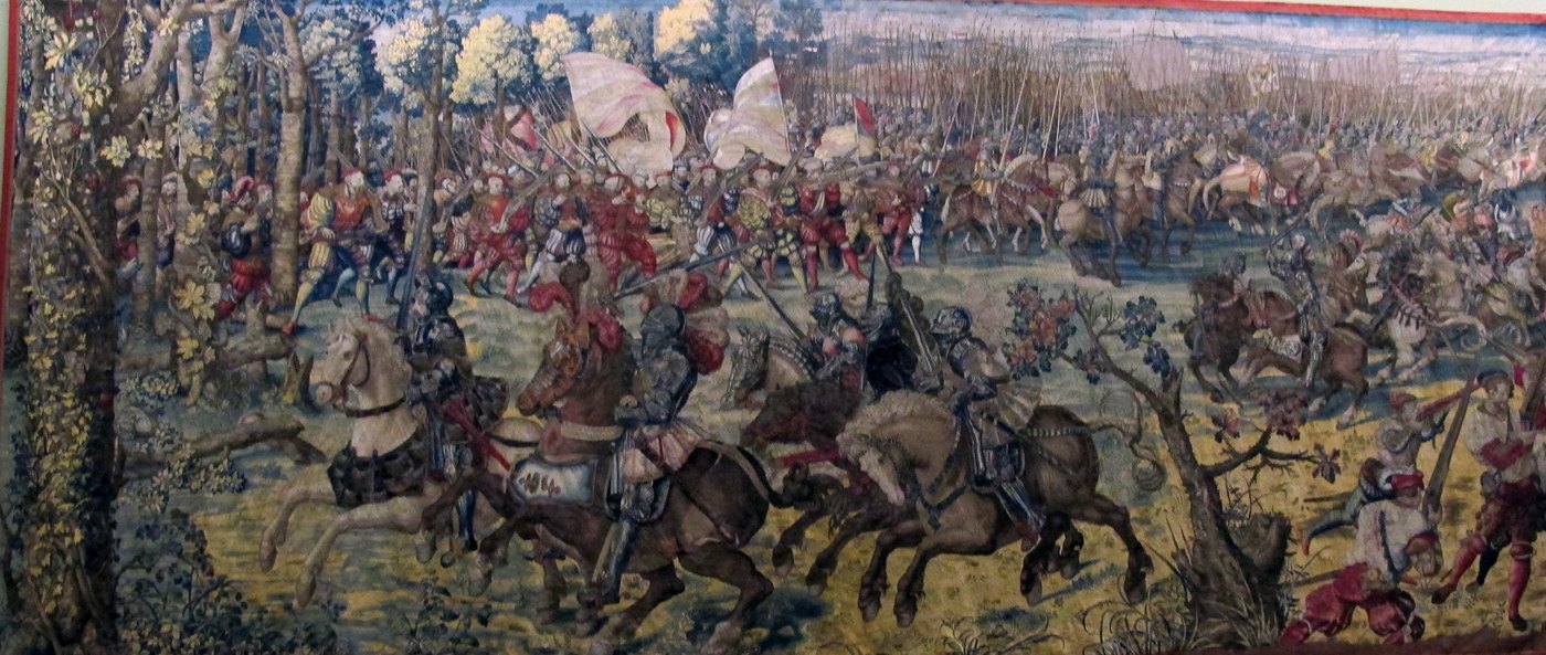 Arras z opancerzonymi jeźdźcami jadącymi przez las w stronę zwartej masy pikinierów i żołnierzy z chorągwiami