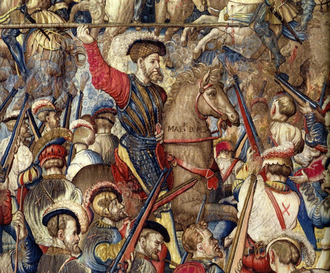 Fragment arrasu z brodatym dowódcą na koniu unoszącym kopię nad tłumem żołnierzy z długą bronią palną