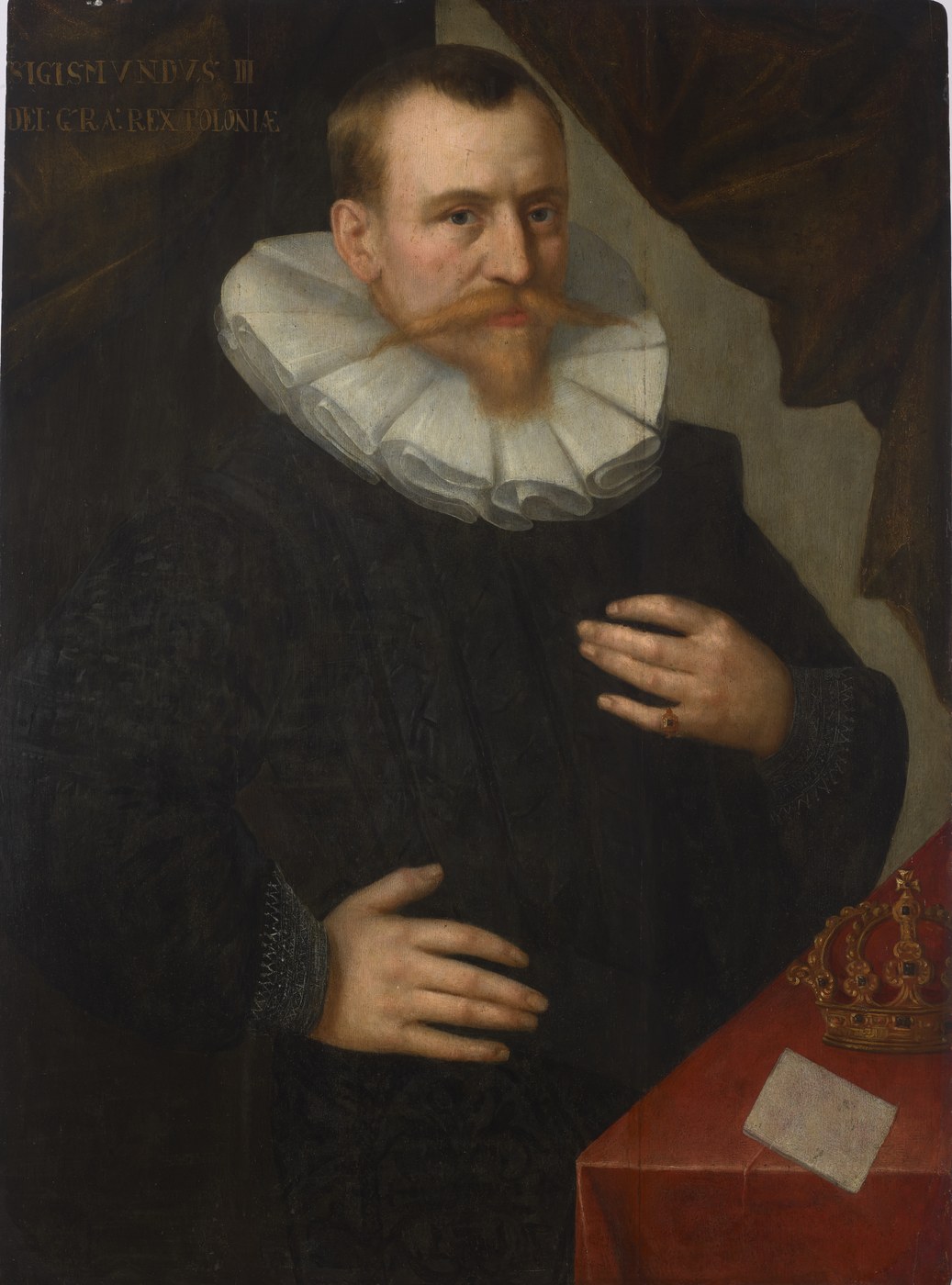 Olejny portret mężczyzny z rudawym wąsem i szpiczastą brodą, w dużej białej kryzie i czarnej szacie, z dłonią na piersi; obok na stole nakrytym czerwonym suknem złota korona, w lewym górnym rogu łaciński napis.