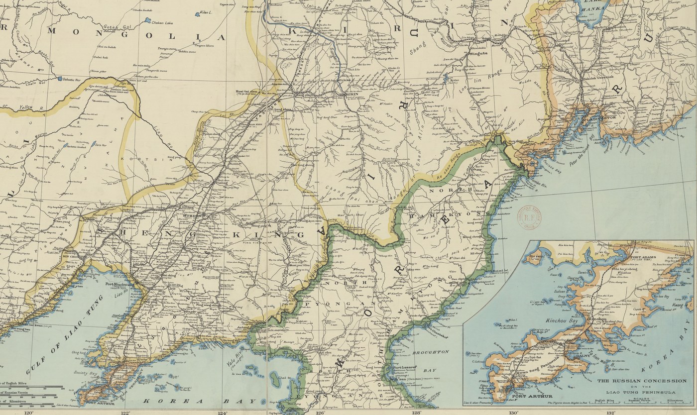 Kolorowa mapa z 1904 roku przedstawiająca południową Mandżurię i Koreę: linie kolejowe biegną na północ od półwyspu Liaotung przez Mukden, Korea jest obwiedziona na zielono, Władywostok leży na wybrzeżu na północnym wschodzie, a wkładka w prawym dolnym rogu pokazuje rosyjską dzierżawę wokół Port Artura.