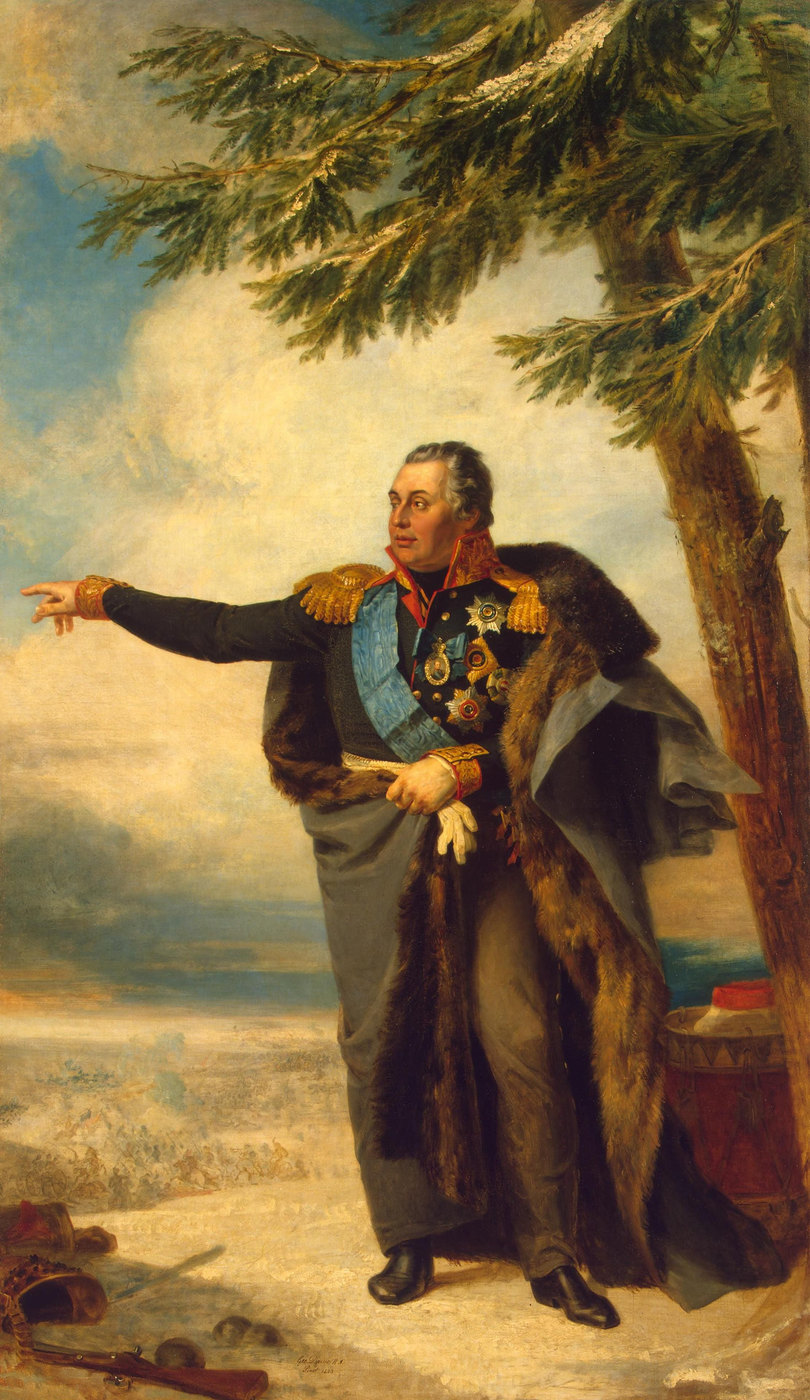 Portret całopostaciowy tęgiego siwego generała w ciemnym mundurze ze złotymi epoletami, niebieską wstęgą i gwiazdami orderów, w płaszczu podbitym futrem, wskazującego ręką w lewo pod jodłą w zimowym krajobrazie.