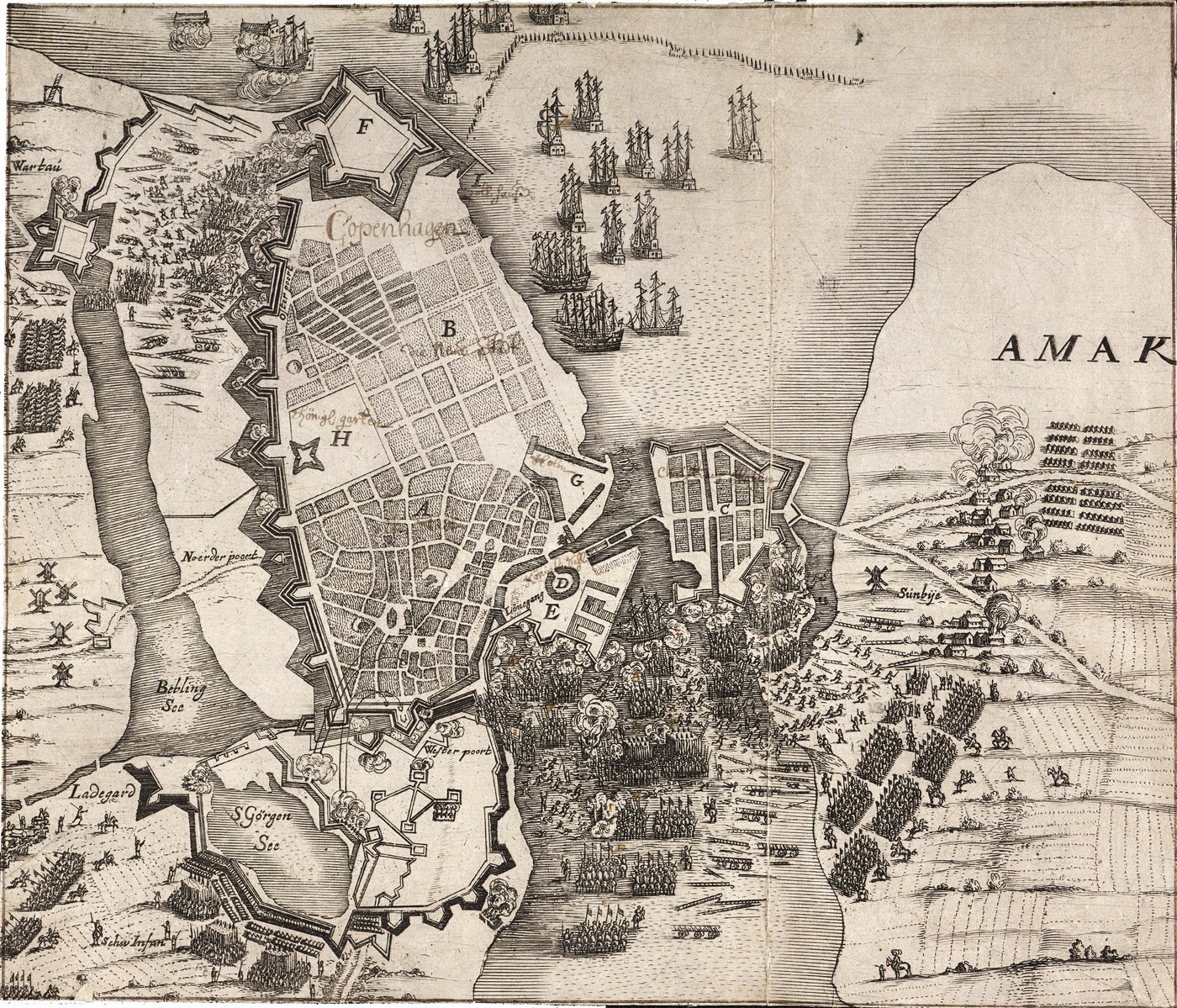 XVII-wieczna sztychowana mapa ufortyfikowanej Kopenhagi z lotu ptaka: pośrodku miasto otoczone wałami z bastionami i siatką ulic, port pełen okrętów, z prawej wyspa Amager z płonącymi wsiami i kolumnami wojska, a wzdłuż wałów i na lodzie przed murami toczą się walki.