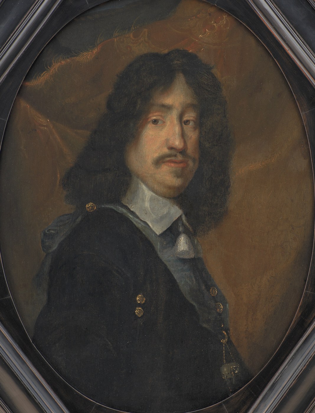 Owalny portret mężczyzny o długich, ciemnych, kręconych włosach, z cienkim wąsem i niewielką bródką, w czarnym kaftanie ze złotymi guzikami, białym kołnierzu i jasnoniebieskiej szarfie, na tle brązowej kotary, w ciemnej drewnianej ramie.