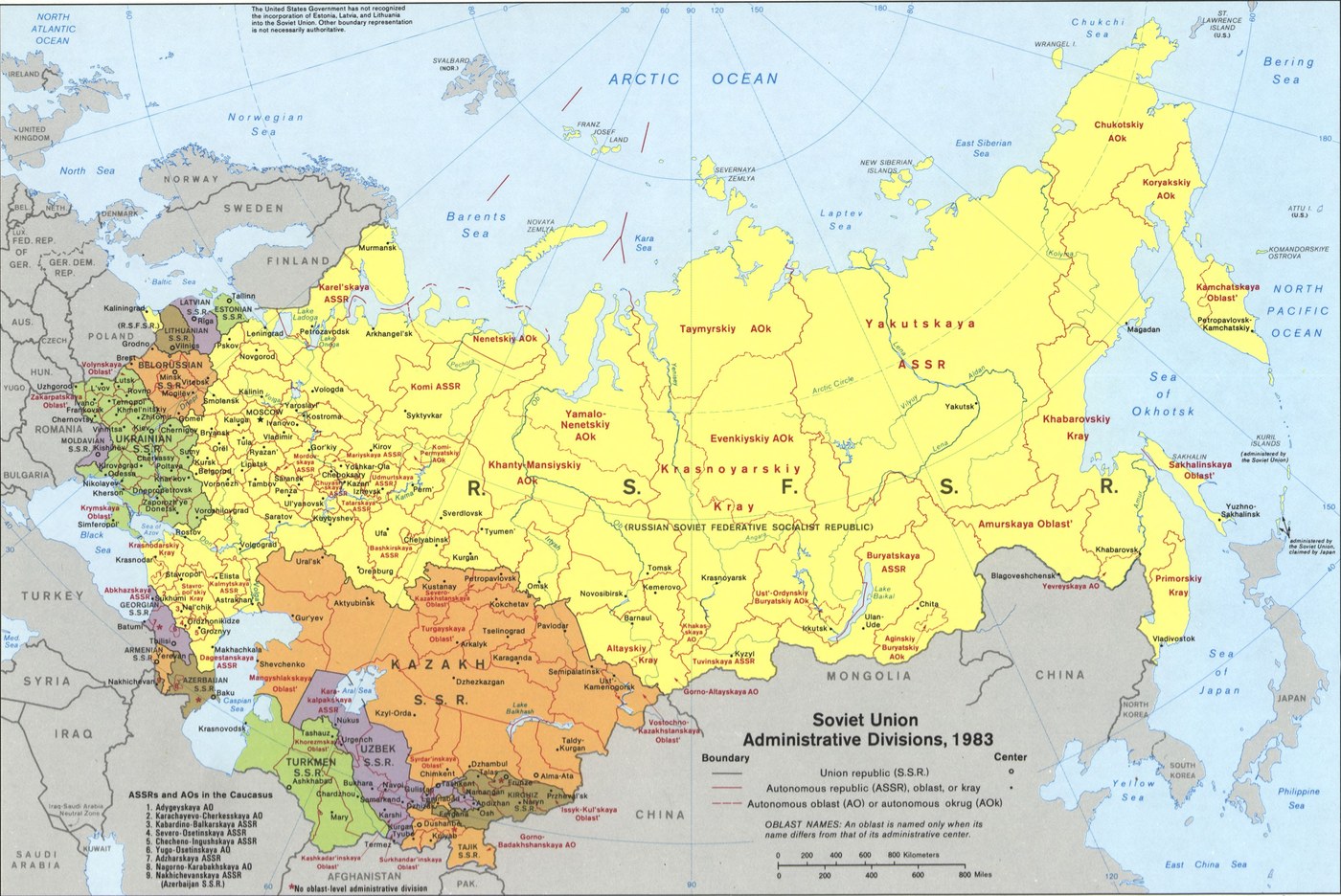 Mapa polityczna Związku Radzieckiego z 1983 roku: ogromna republika rosyjska na żółto od Bałtyku po Pacyfik, Kazachstan na pomarańczowo, republiki środkowoazjatyckie, kaukaskie i zachodnie jako mniejsze barwne obszary, z granicami wewnętrznymi i nazwami miast.