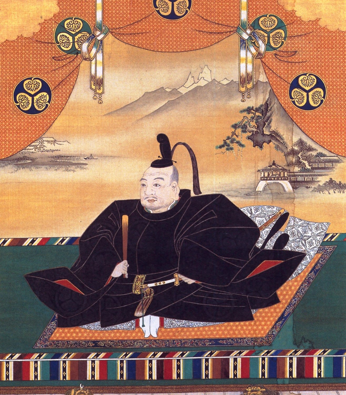Malowany portret Tokugawy Ieyasu siedzącego w czarnych szatach dworskich pod baldachimem
