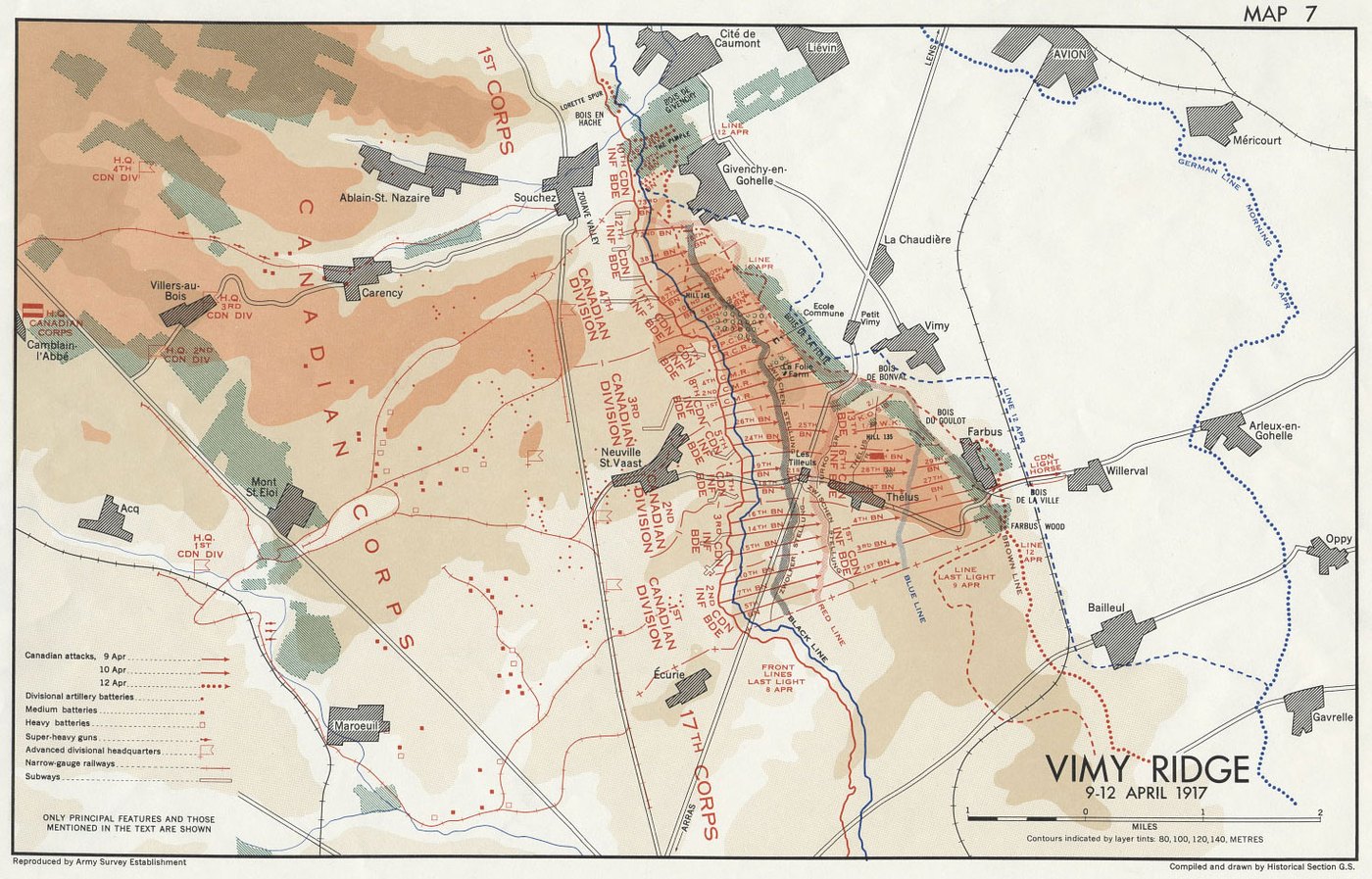 Kolorowa mapa grzbietu Vimy z czerwonymi strzałkami kanadyjskich dywizji nacierających na wschód przez kolejne linie celów w stronę Vimy, Thélus i Farbus