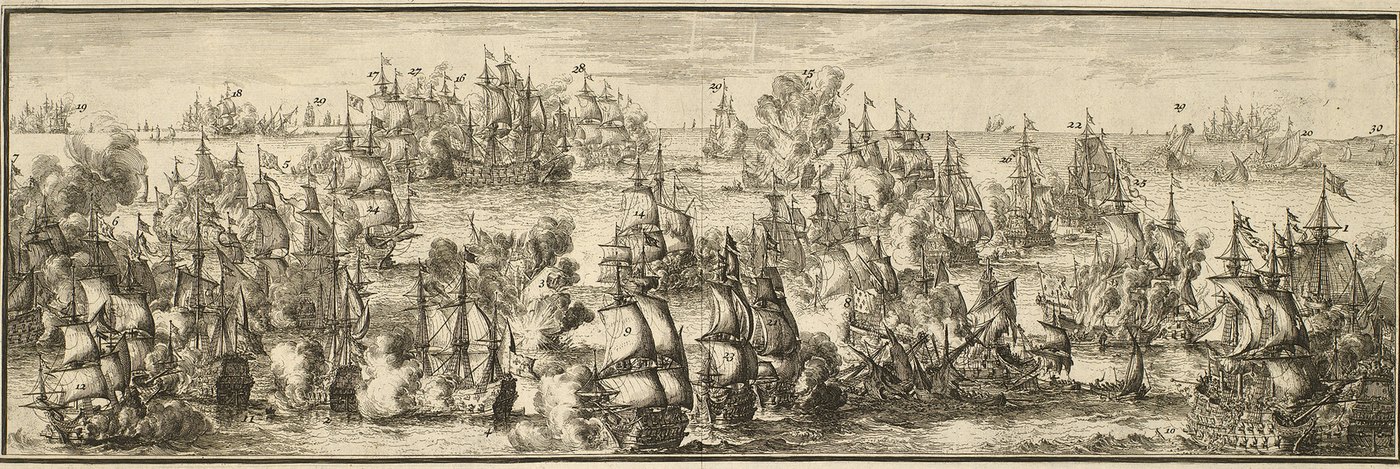 Panoramiczna rycina bitwy morskiej: dziesiątki żaglowych okrętów, część z numerami, ostrzeliwuje się burtami wśród chmur dymu na wzburzonym morzu.
